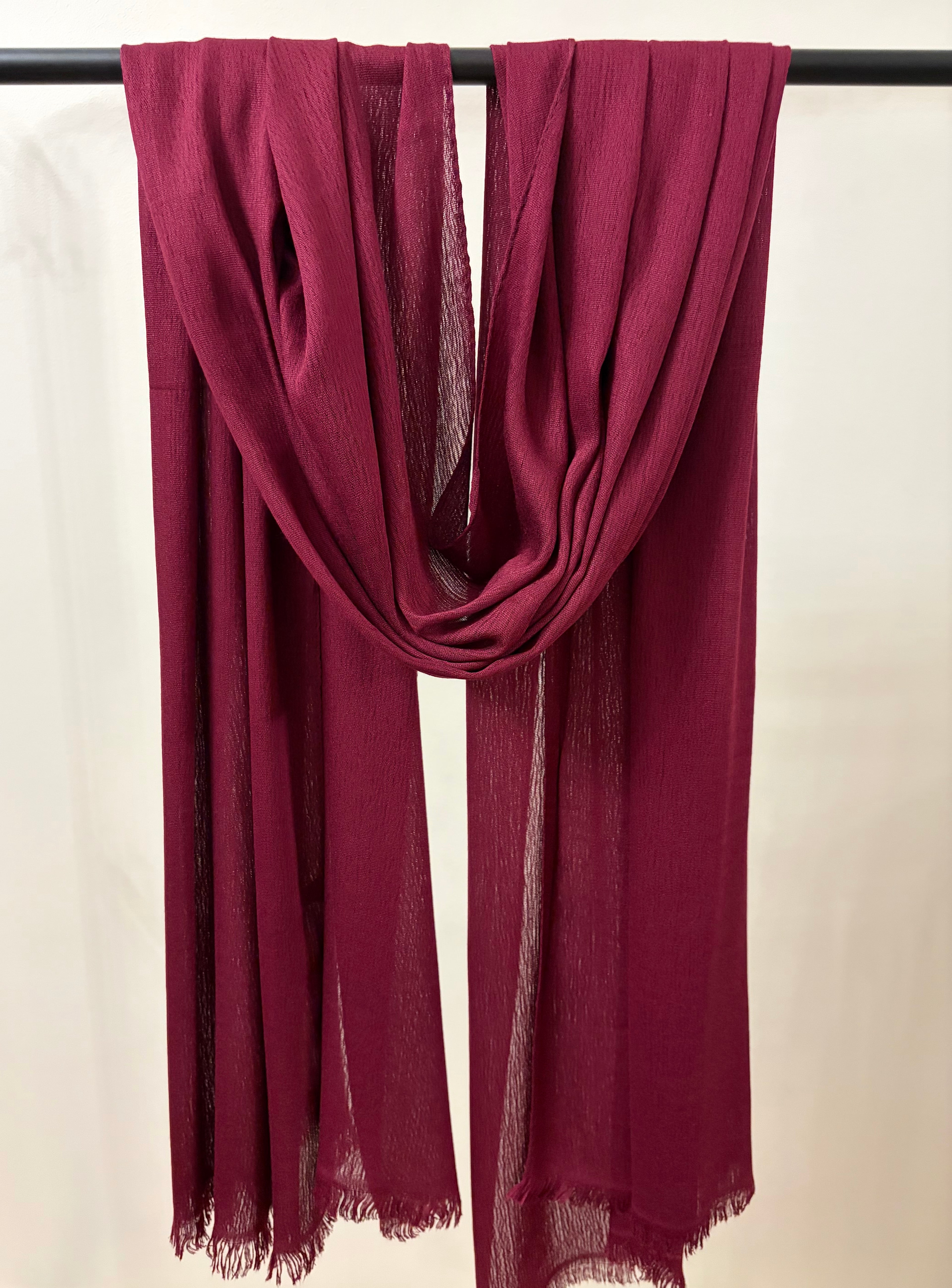 The essential cotton scarf in burgundy color.