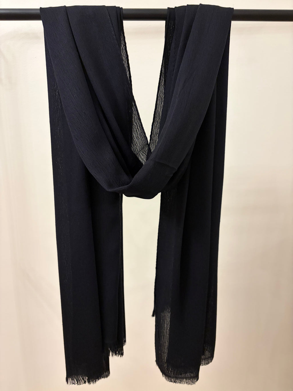 The essential cotton scarf in black color.