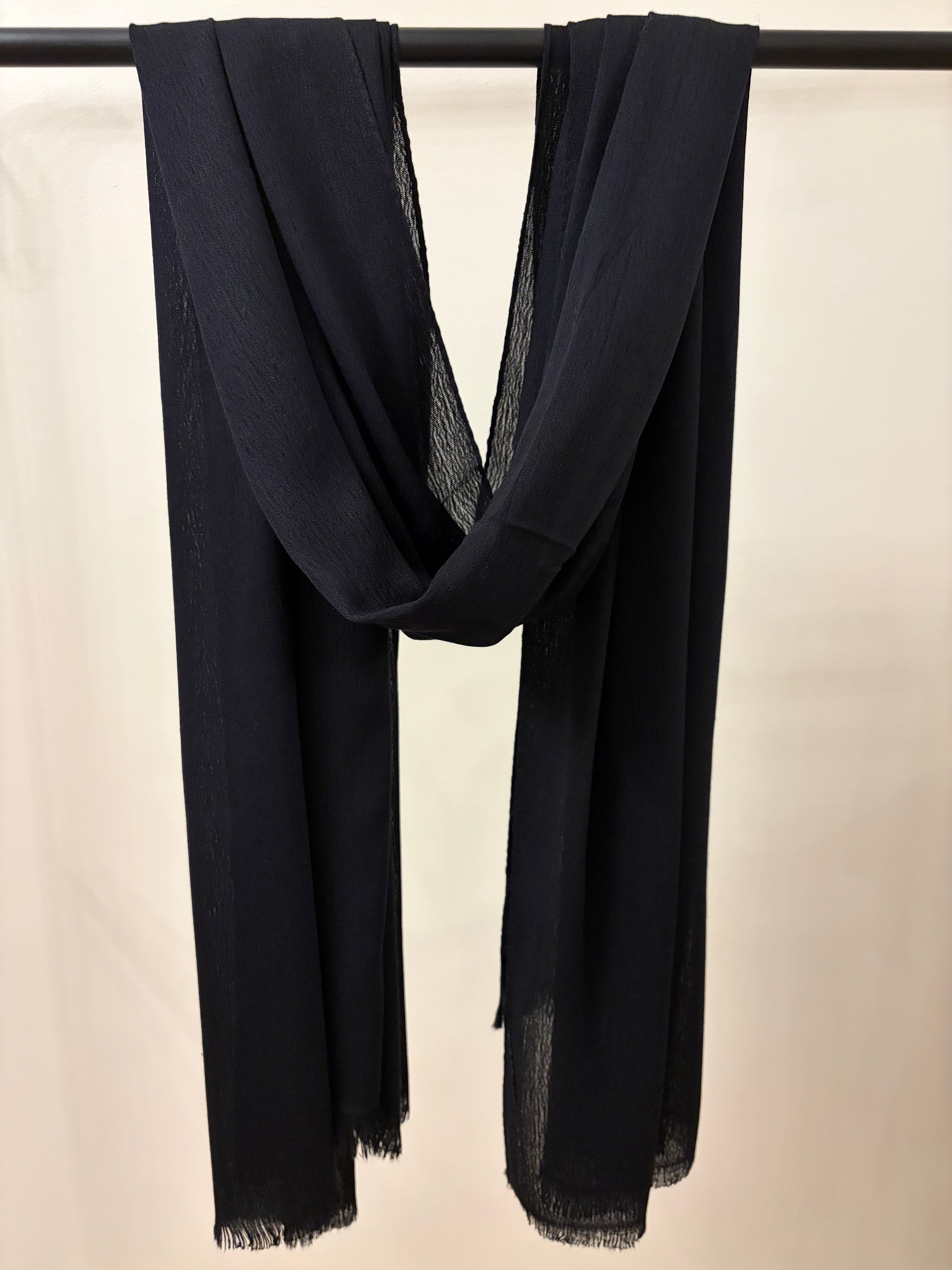The essential cotton scarf in black color.