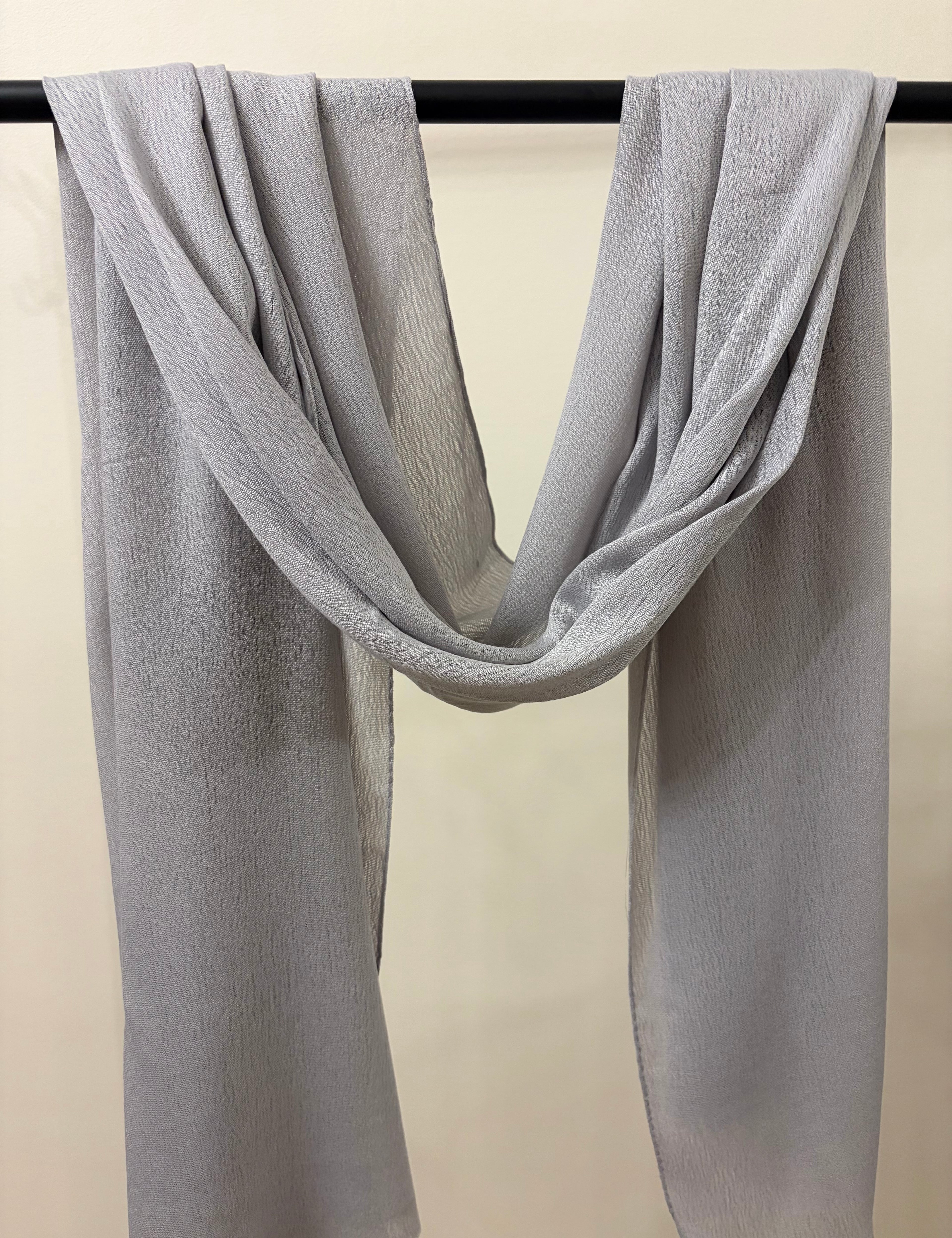 The essential cotton scarf in grey color.