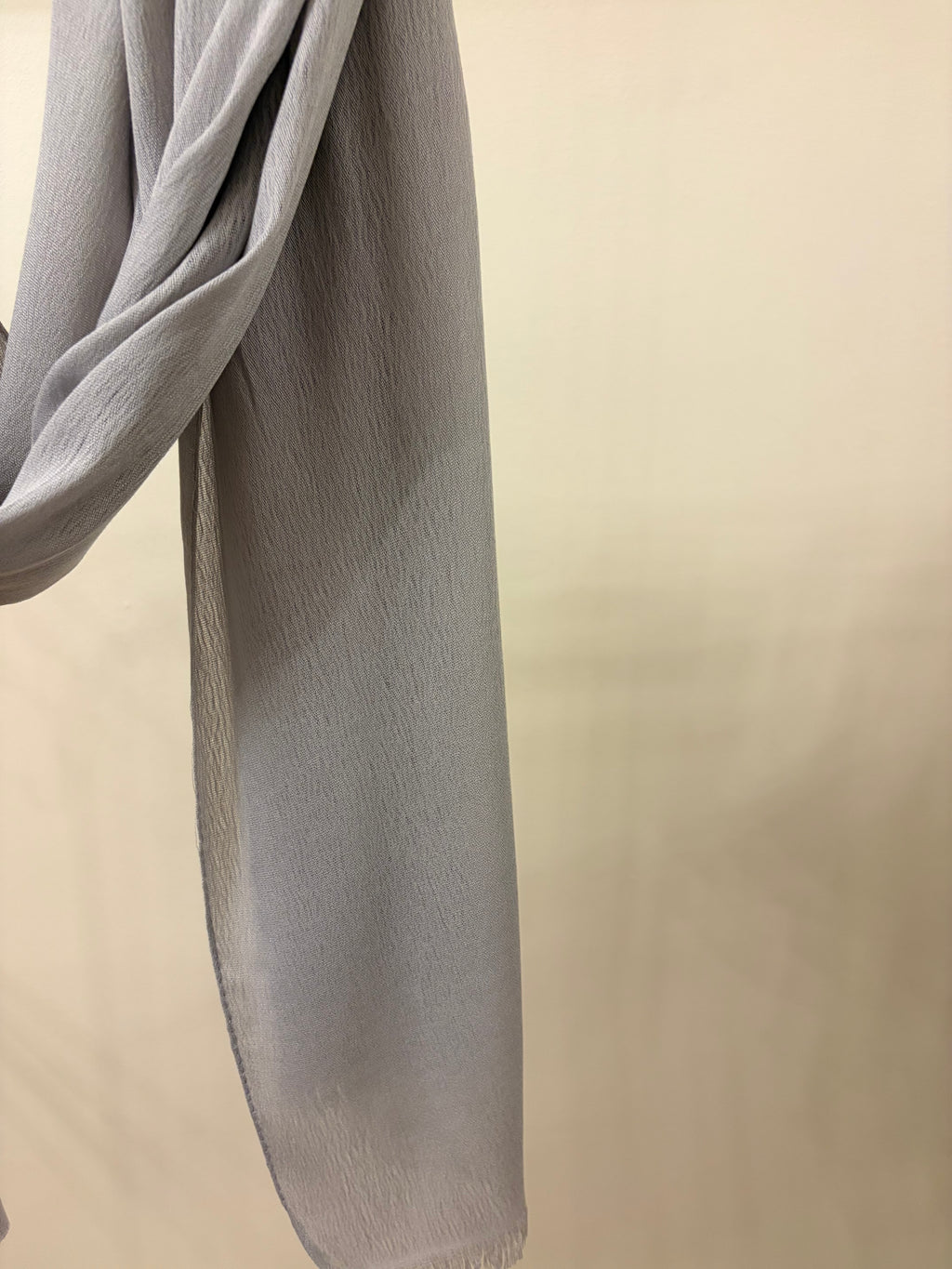 Essential cotton scarf in grey color.
