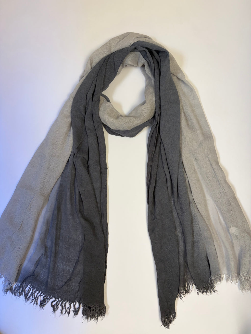 Ombré ruffled cotton scarf in bluish grey by Altayeb. Original Kuwaiti hijab. ملافع الطيب. حجاب كويتي أصلي.